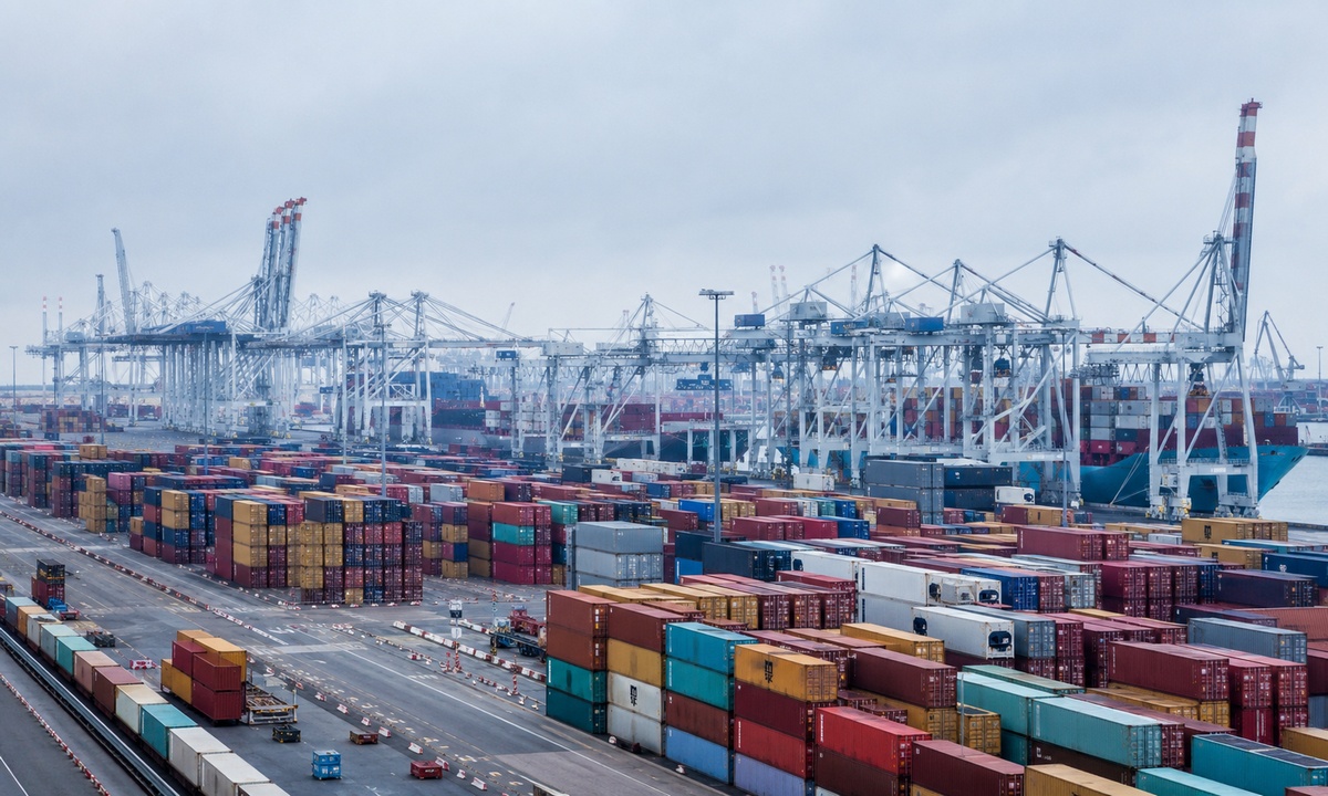 Containerterminal in de haven van Rotterdam voor import van goederen uit China